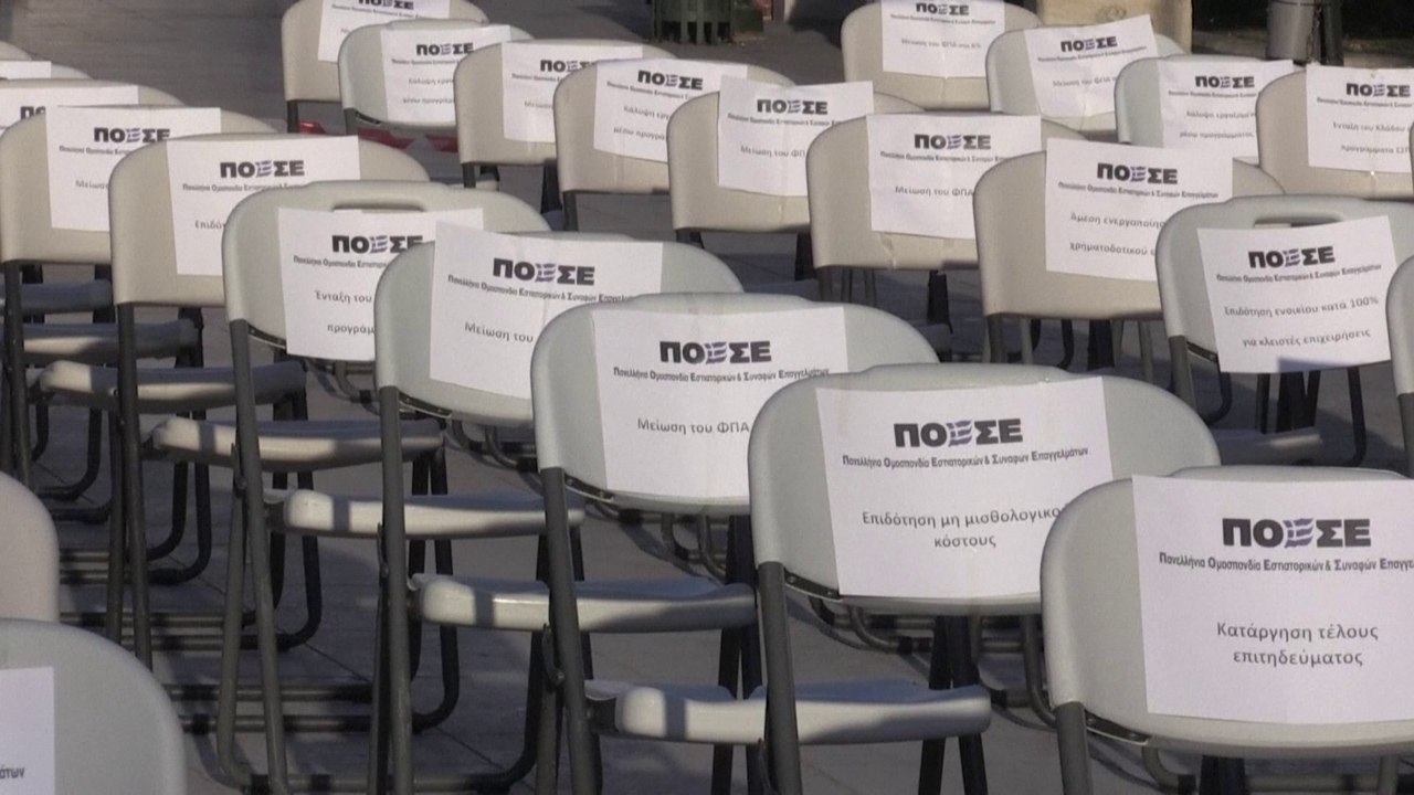 En Grèce, des restaurateurs installent 150 chaises vides pour attirer l'attention sur les difficultés du secteur