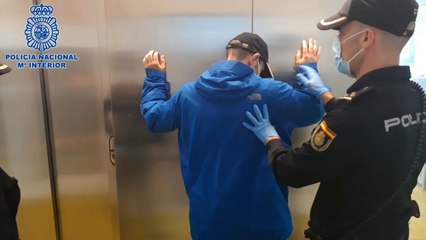 Sancionan a un hombre atrapado en un ascensor