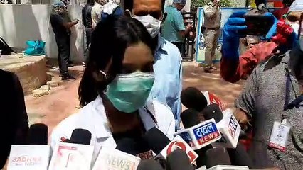 सोशल डिस्टेंस भूल, डॉक्टर का जन्मदिन मनाने पहुंचे अधिकारी- देखें वीडियो