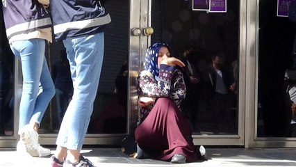 Diyarbakır'da HDP il binası önünde gergin anlar