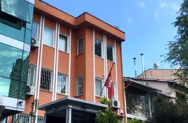 Gıda yardımını beğenmediği iddia edilen Tunuslu jiletle kendini yaraladı