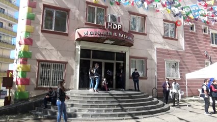 Diyarbakır’da HDP il binası önünde gergin anlar...Anne Biçer: 'Bu HDP ya bugün oğlumu bana verecek ya da buradan kalkmam'