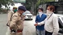 सहारनपुर: पुलिस ने चेकिंग के दौरान नीली बत्ती कार का काटा चालान