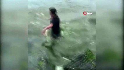 Denize atlayarak intihar girişiminde bulunan kadını polisler kurtardı