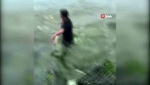 Denize atlayarak intihar girişiminde bulunan kadını polisler kurtardı