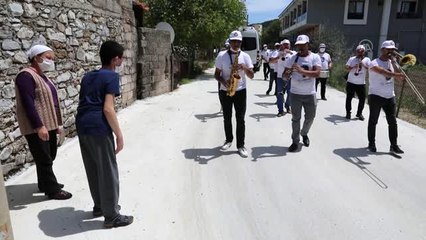 Belediye başkanı engelli gencin evine giderek zeybek oynadı