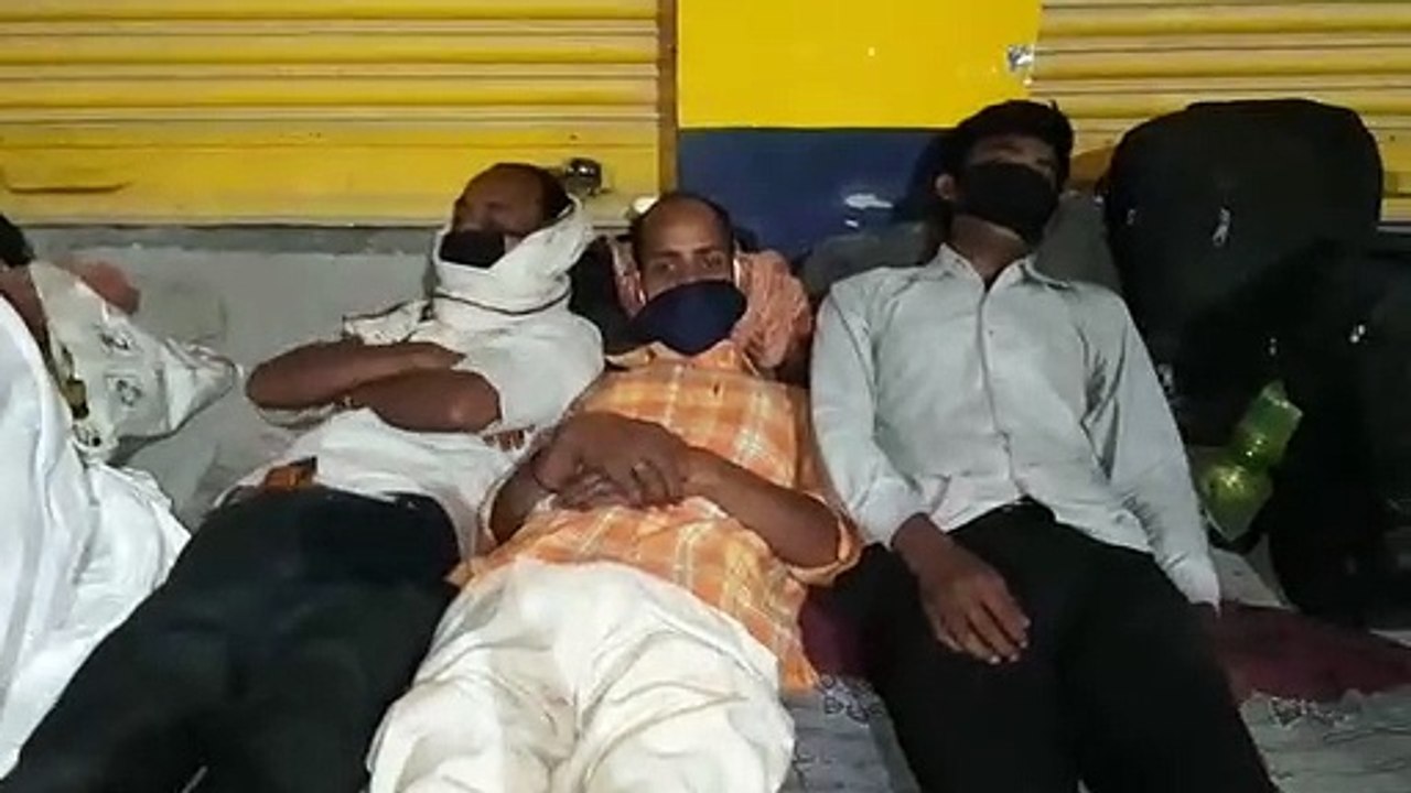 शामली फुटपाथ पर सो रहे प्रवासी मजदूर, पैदल ही लौट रहे घर