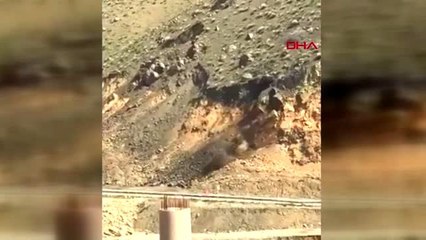 HAKKARİ KARAYOLUNU TRAFİĞE KAPATAN HEYELAN ANLARININ GÖRÜNTÜLERİ ORTAYA ÇIKTI-1