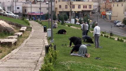 Şanlıurfa’da sosyal mesafeli namaz