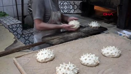 VAN Ercişli fırıncı "Covid-19" şeklinde ekmek üretip tezgaha dizdi