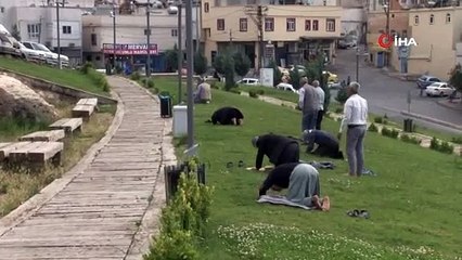 Kapalı olduğu için camiye gidemeyen vatandaşlar parkta namaz kıldı