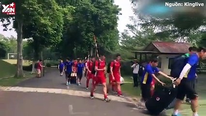 Học sinh trường Indonesia đội nắng chờ xin chứ kí các cầu thủ Olympic Việt Nam trong buổi tập luyện trước trận gặp UAE