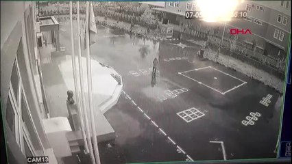 Okul bahçesindeki Atatürk büstünü çalarken kameraya böyle yakalandı