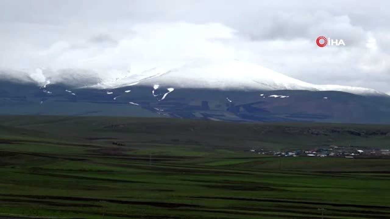 (KARS Kars'ta yüksek kesimlere kar yağdı, hava sıcaklığı hissedilir şekilde düştü