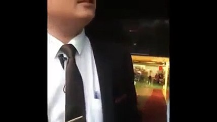 người trú mưa ở trung tâm Sài Gòn