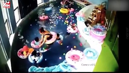Cậu bé chìm xuống nước gần 2 phút nhưng không ai hay biết và hiểm họa từ hồ bơi mùa hè