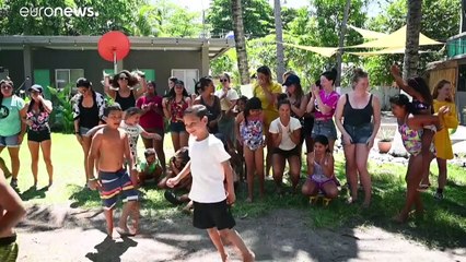 El surf como tabla de salvación para niños pobres en El Salvador