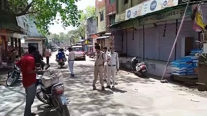 नायब तहसीलदार बीके मकवाना पुलिस दलबल के साथ सोयत नगर मे डंडा लेकर निकले