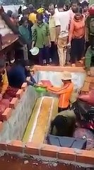 Gia đình có điều kiện chôn luôn đồ thật theo người đã khuất