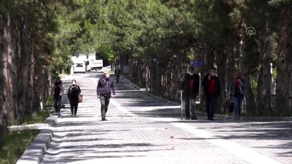 Başkentte mezarlıklar ziyarete açıldı