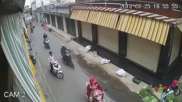 Clip: Người phụ nữ trộm túi sách chứa nhiều tài sản của chủ sạp bán rau củ quả