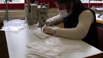 Mut'ta maske üreten usta öğrencilere plaket verildi