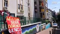 Sınav tarihlerinin değişmesini protesto eden genç kendini ilçe milli eğitim binası önüne zincirledi