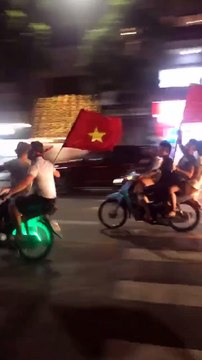 Hà Nội xuống đường đi bão ăn mừng U23 Việt Nam