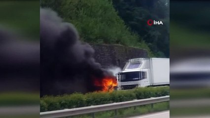 Hareket halindeki minibüs alev alev böyle yandı