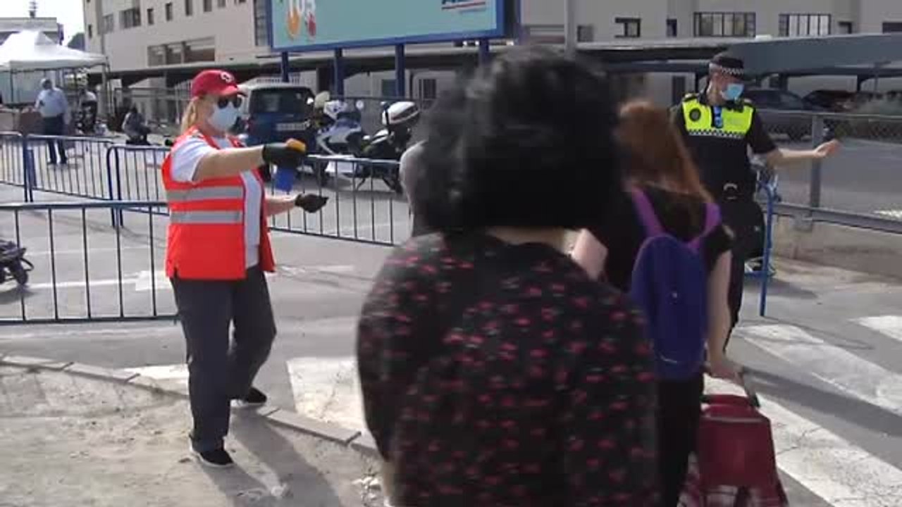 Alicante abre sus mercadillos con grandes colas