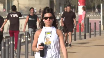 El Ayuntamiento de Barcelona permite nadar en el mar de 6 a 10 de la mañana