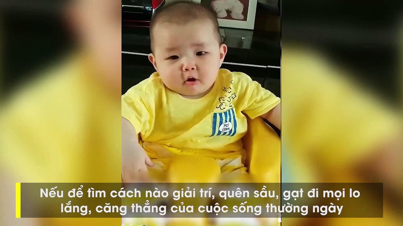 Biểu cảm ai nhìn cũng yêu của em bé khi nghe mẹ bảo không thương nữa