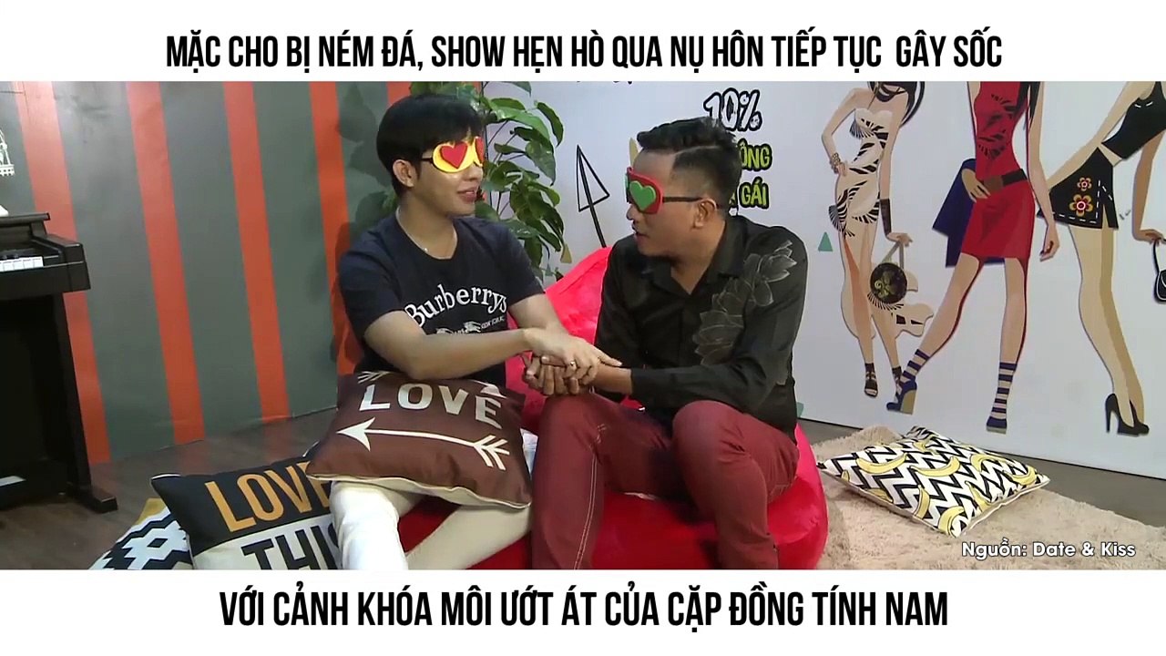 Mặc cho bị ném đá, show hẹn hò qua nụ hôn tiếp tục  gây sốc với cảnh khóa môi ướt át của cặp đồng tính nam