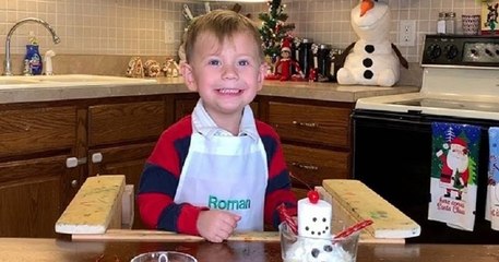 Ce petit garçon de 3 ans prépare de la glace maison