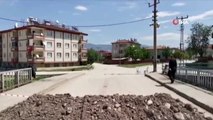 Karantinaya alınan mahallede yollar toprak yığınları ile kapatıldı