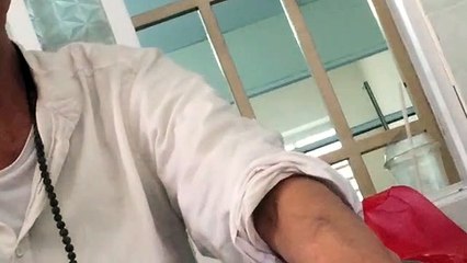 Nghệ sỹ Lê Bình bên giường bệnh