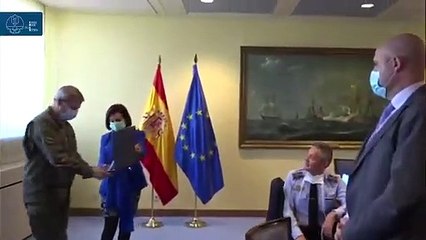 Los hombres y mujeres del Centro de Operaciones MOPS reciben una placa de agradecimiento de la ministra Robles