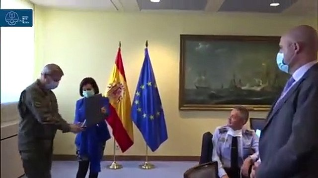 Los hombres y mujeres del Centro de Operaciones MOPS reciben una placa de agradecimiento de la ministra Robles