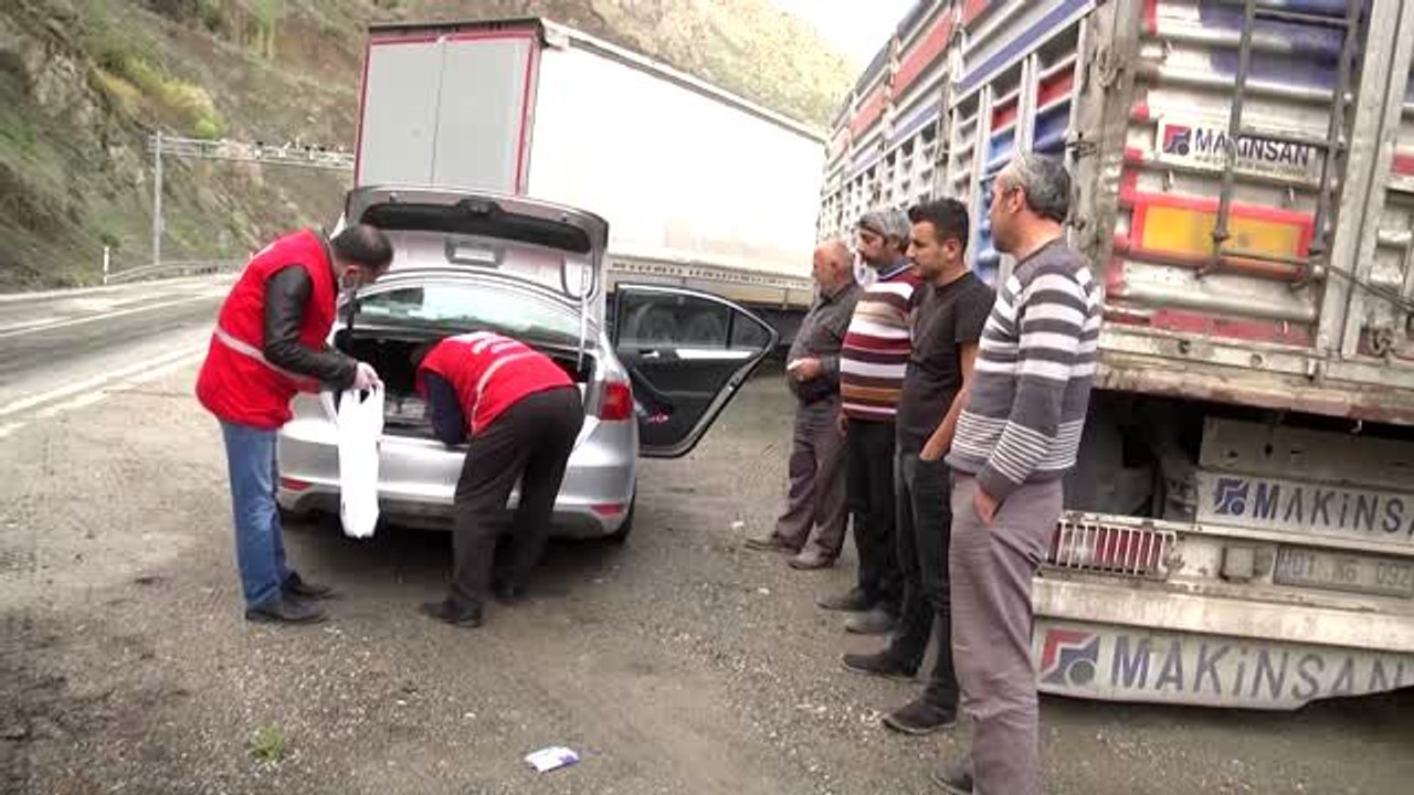 Türk Kızılay, heyelan nedeniyle yolda kalan şoförlere iftarlık ulaştırıyor