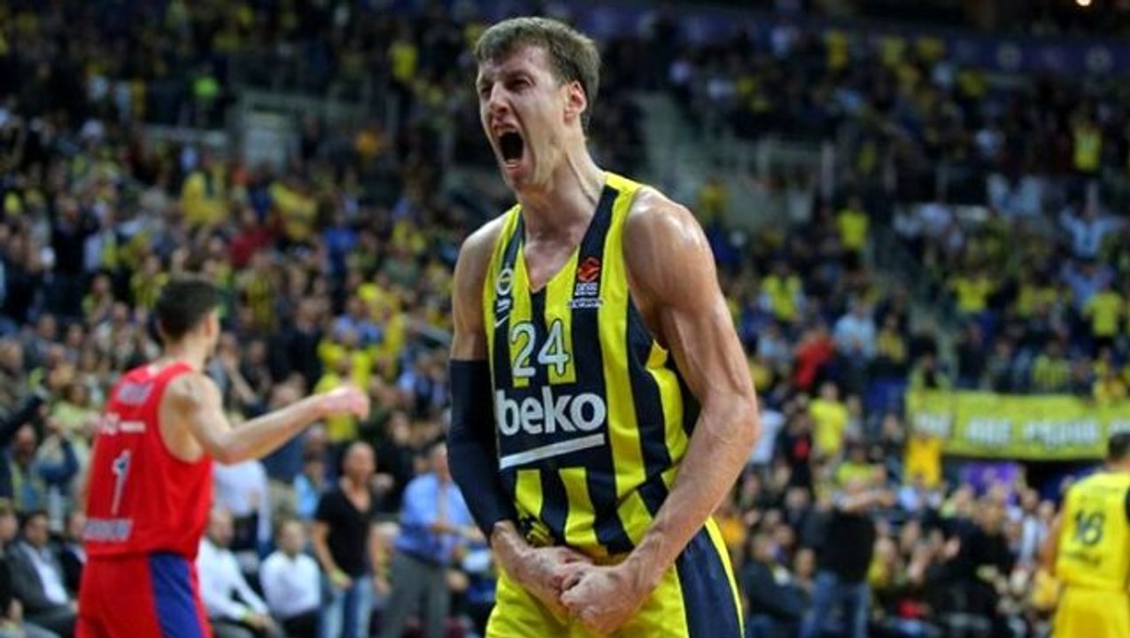 Fenerbahçe'nin yıldız basketbolcu Jan Vesely, oğluyla antrenman yaptı