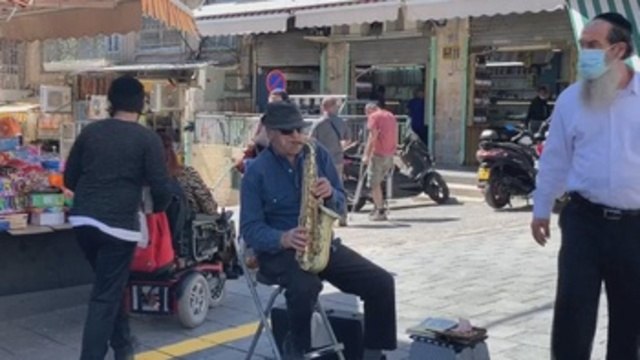 Un Israel casi normalizado reabre mercados, centros comerciales y gimnasios