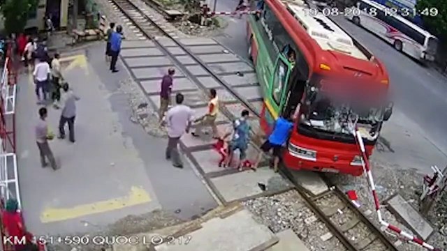 Dân mạng được phen hú hồn trước cảnh hành khách nháo nhào phi thân từ cửa sổ thoát khỏi xe khách