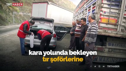 Türk Kızılaydan yolda kalan şoförlere iftarlık