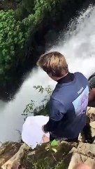 Download Video: Oseriez-vous plonger dans cette chute d'eau à 36m de hauteur