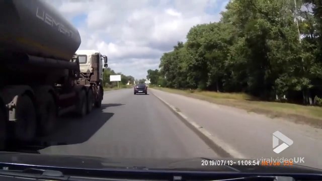 Grosse frayeur sur la route quand le pneu du camion explose devant eux