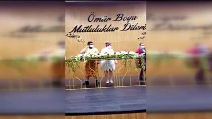 "Fred ve Vilma" kostümleri giyen çiftin nikahı "sosyal mesafeli" kıyıldı