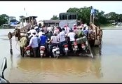Xe máy chen chúc bám phà vượt sông gần như tuột xuống nước khiến nhiều người xem mà rùng mình