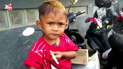 Cậu bé mới 2 tuổi đã nghiện thuốc lá