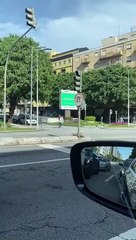 Mulher é filmada nas ruas de Braga com viseira XXXXL