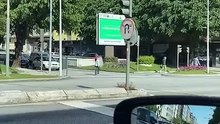 Mulher é filmada nas ruas de Braga com viseira XXXXL